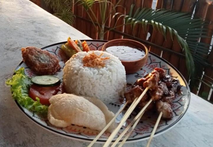 Sarinah Beach - Bistro & Bungalow Batununggul Екстер'єр фото